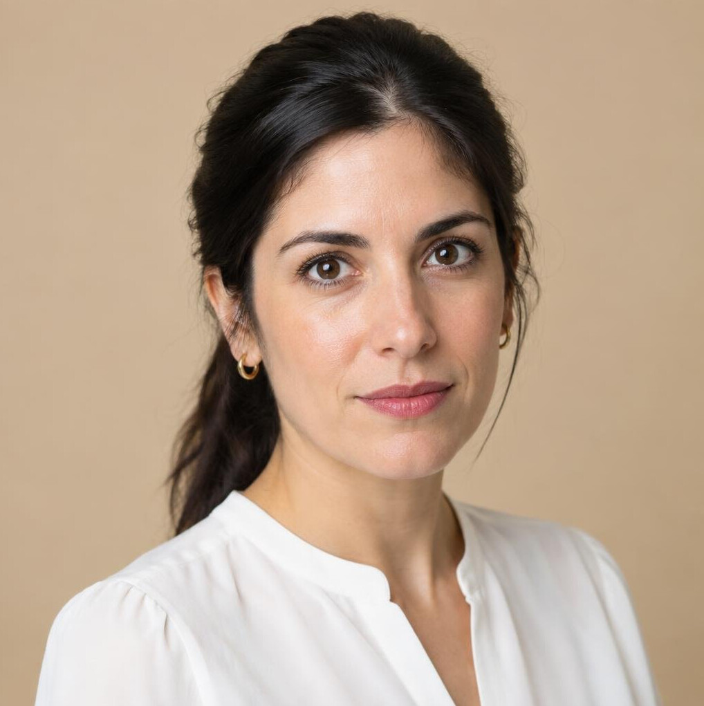 Studio portrait of a Portuguese fact-checking editor